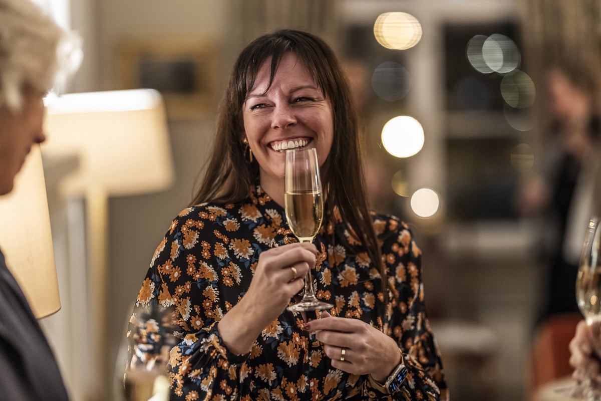 Kvinne holder aperitiff utendørs, Borregaard Hovegård