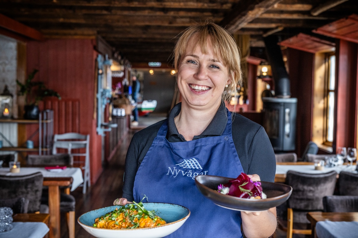 En av våre blide servitører på Nyvågar