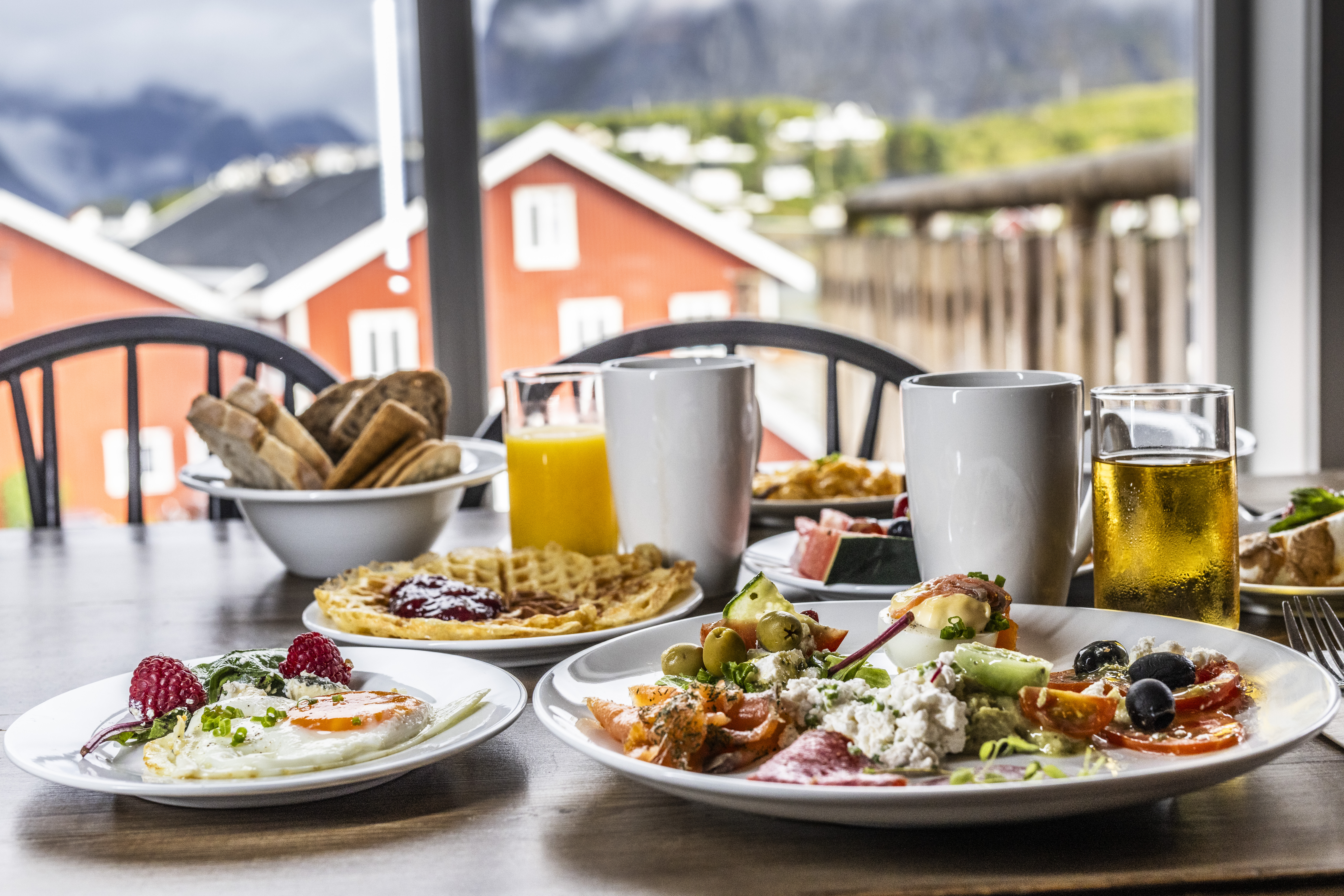 Frokostbord med lokale retter og utsikt, Reine Rorbuer