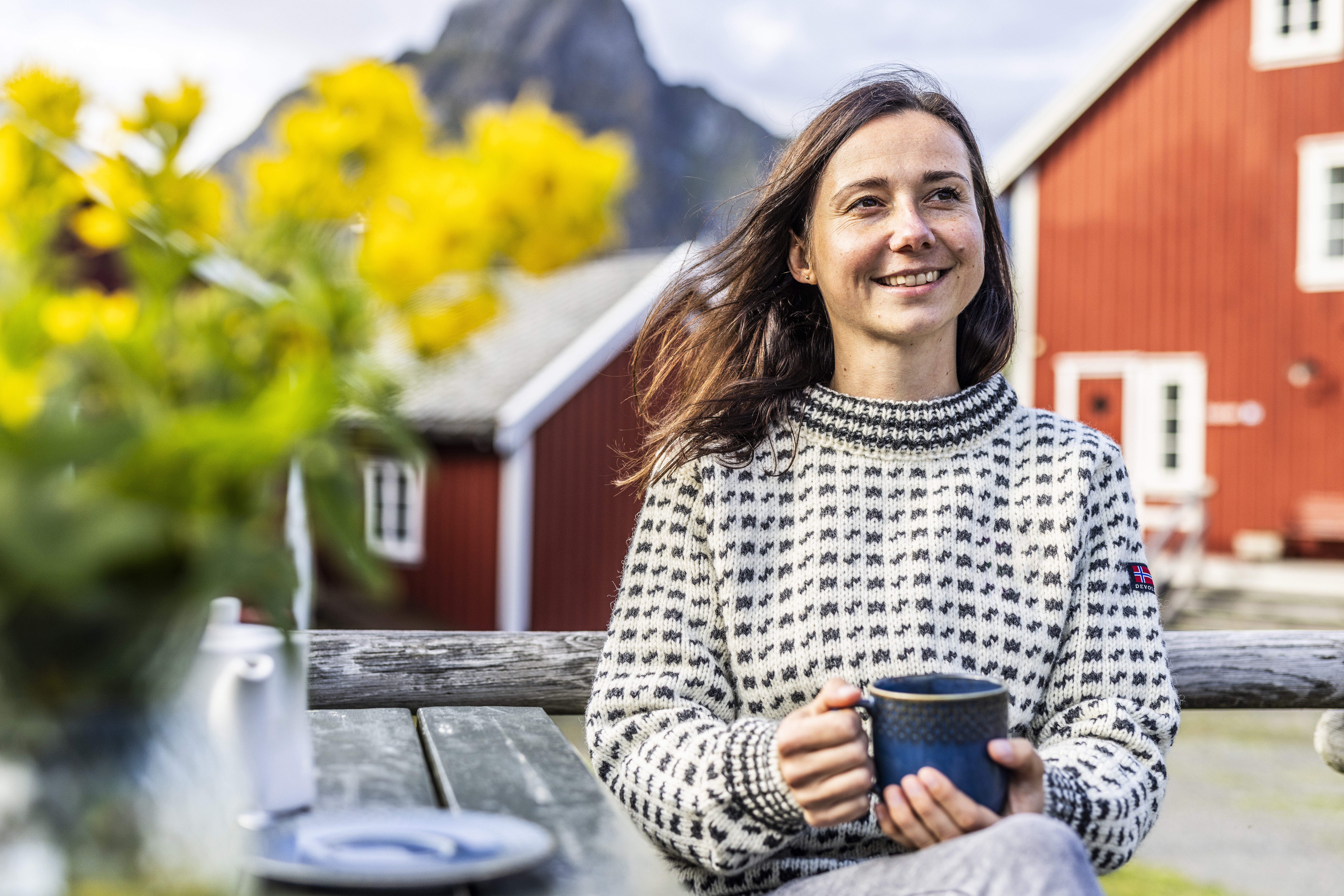 Kvinne drikker kaffe i hyggelig kafémiljø