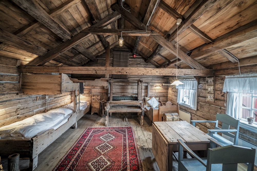 Historisk hotellrom med tømmervegger på Håholmen