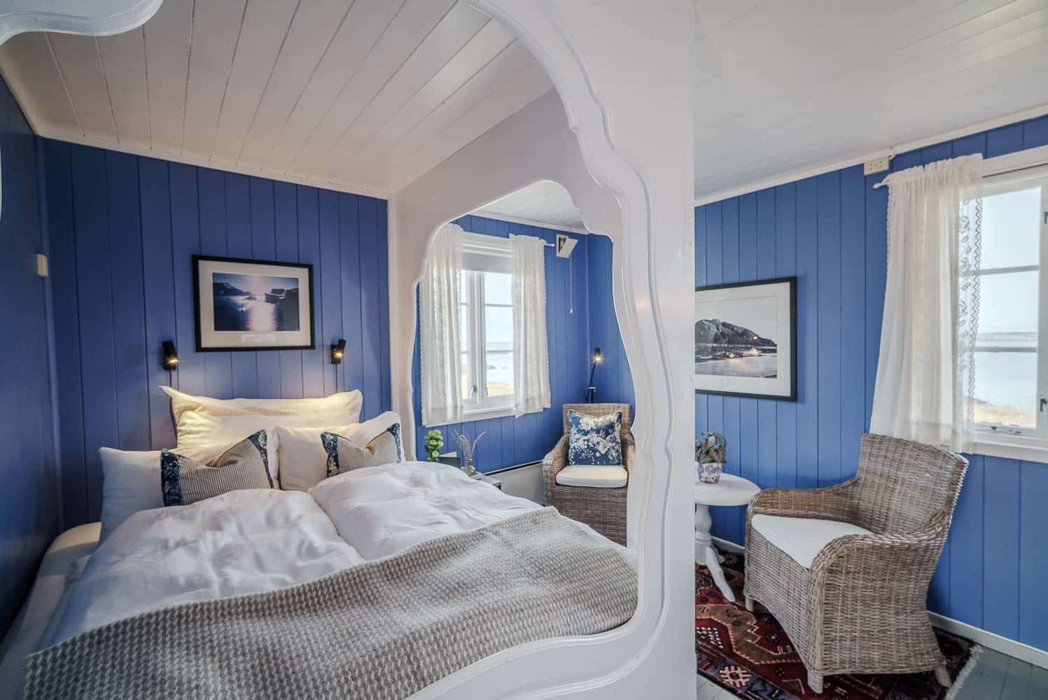 Hotel room with blue walls and ocean view at Håholmen