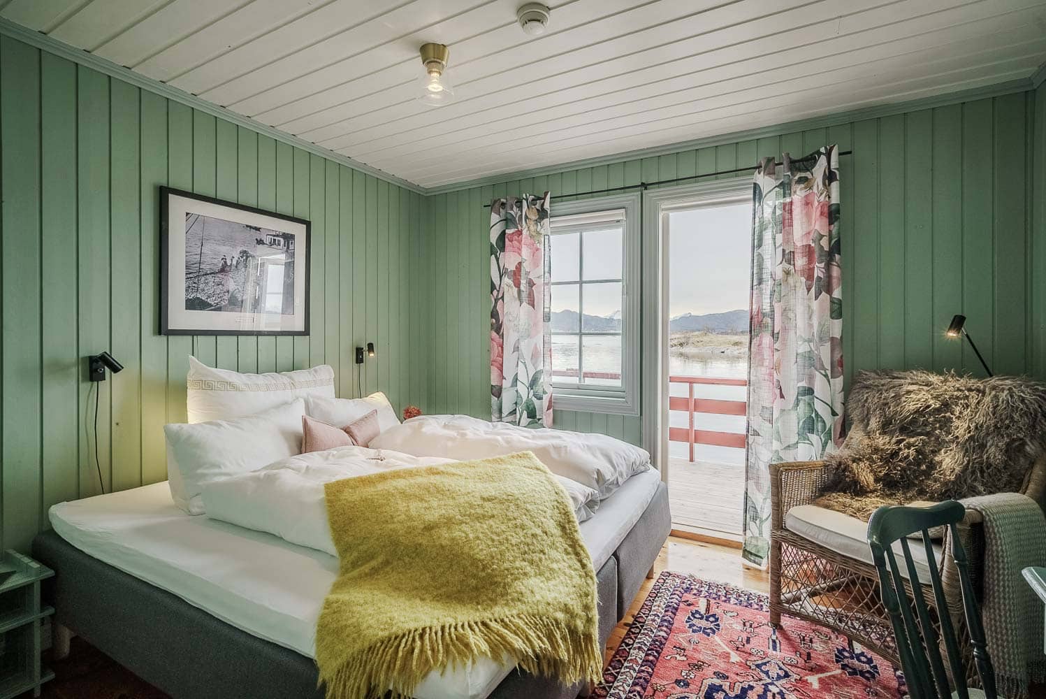 Hotellrom på Håholmen med lyse vegger og maritim stil