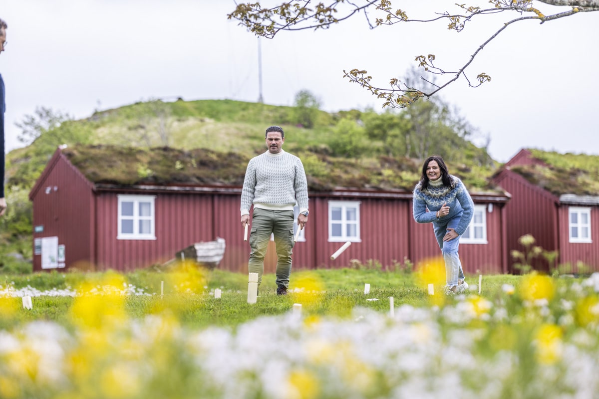 Gjester spiller spill utendørs ved rød brygge, Håholmen