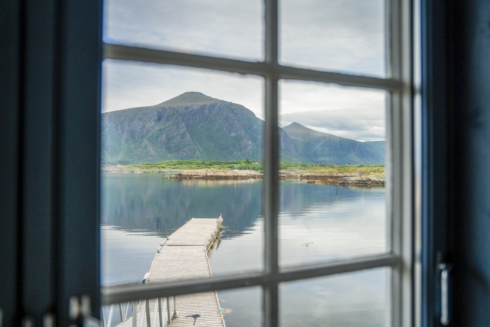 Utsikt mot hav og øyer gjennom vindu på Hustadvika Havhotell