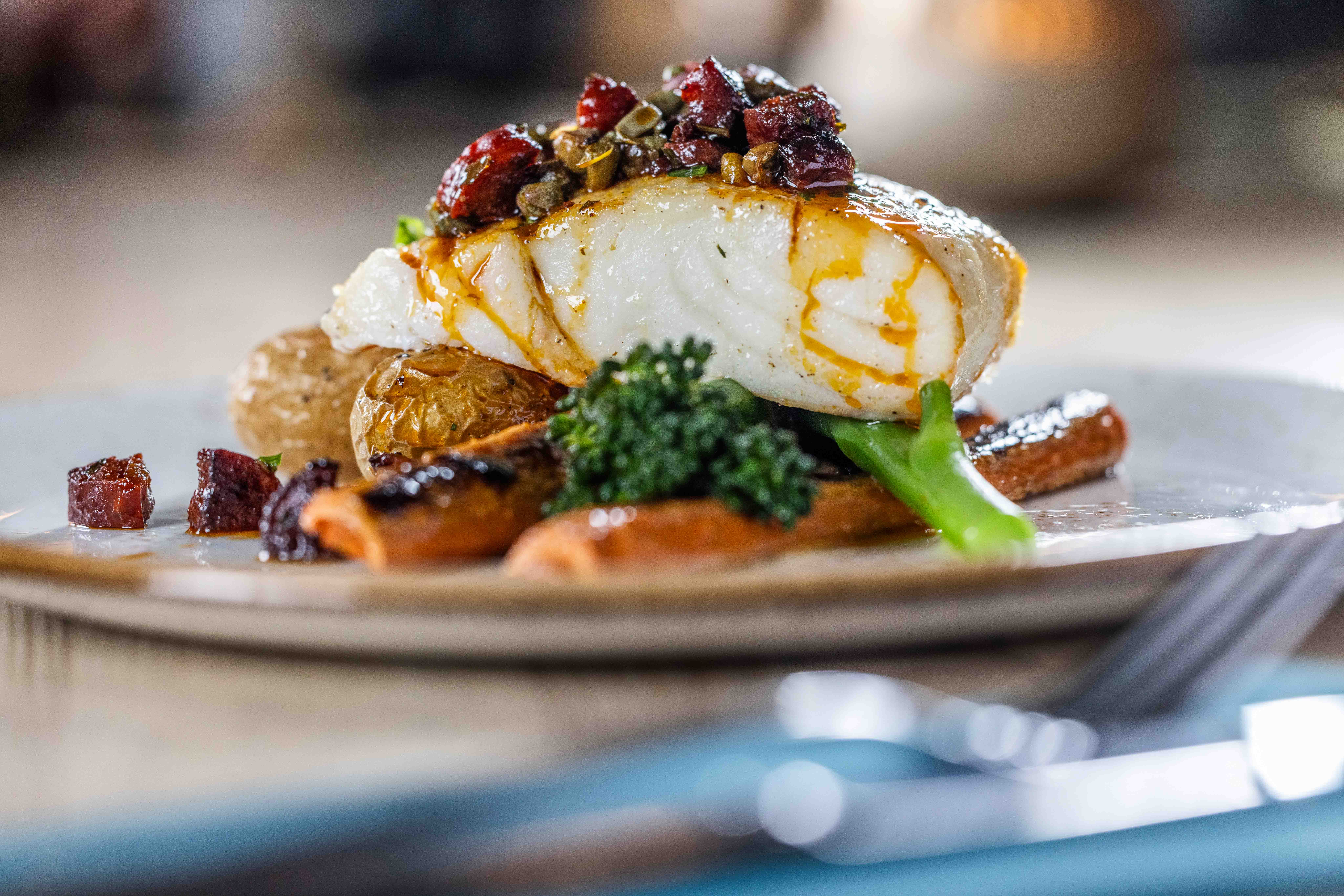 Tallerken med fersk fisk og lokale råvarer på Hustadvika Havhotell