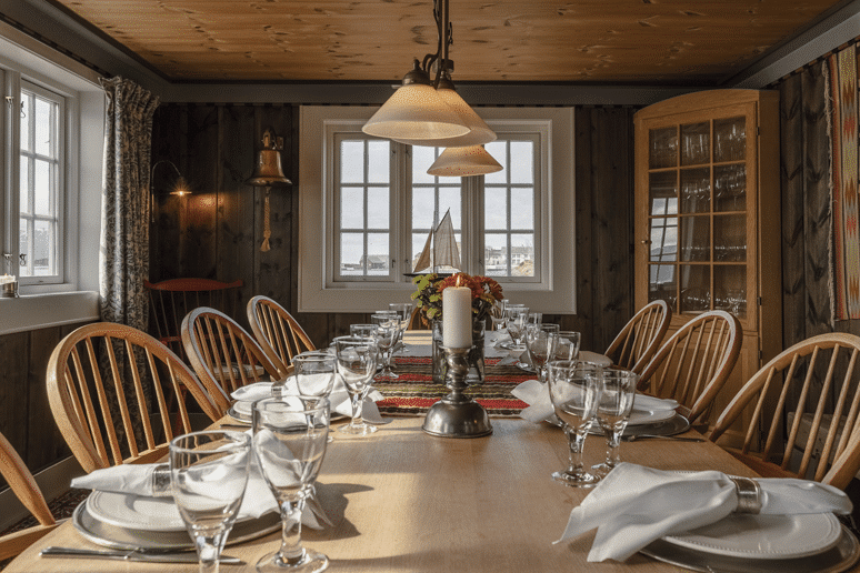 Dekket spisebord i treinteriør på Korsholmen