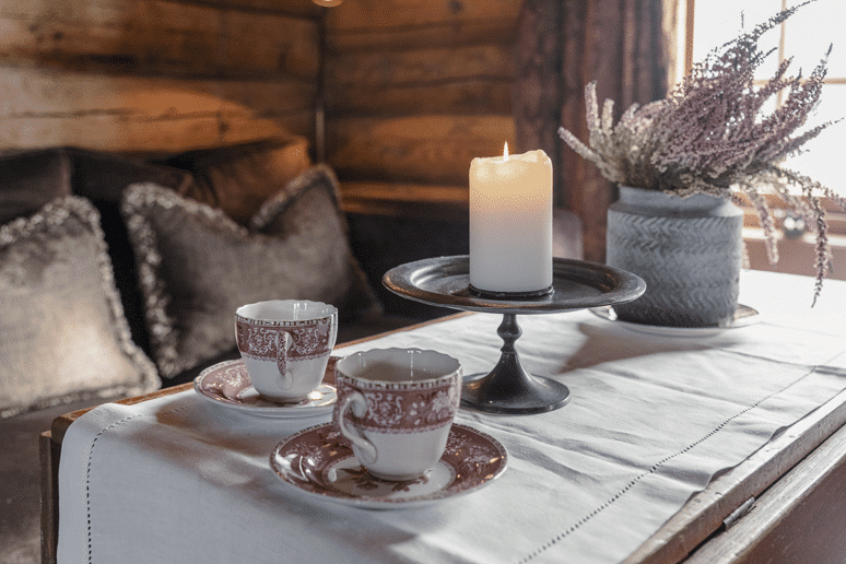 Kaffeservering med porselen ved vindu på Korsholmen