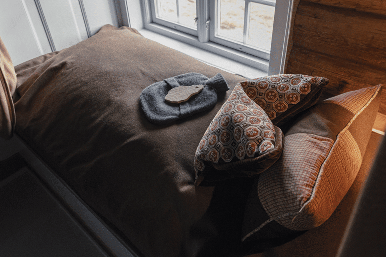 Historisk rom med trevegger og utsikt på Korsholmen