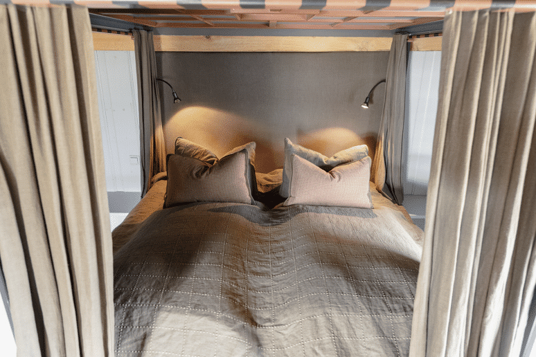 Historisk rom med trevegger og utsikt på Korsholmen