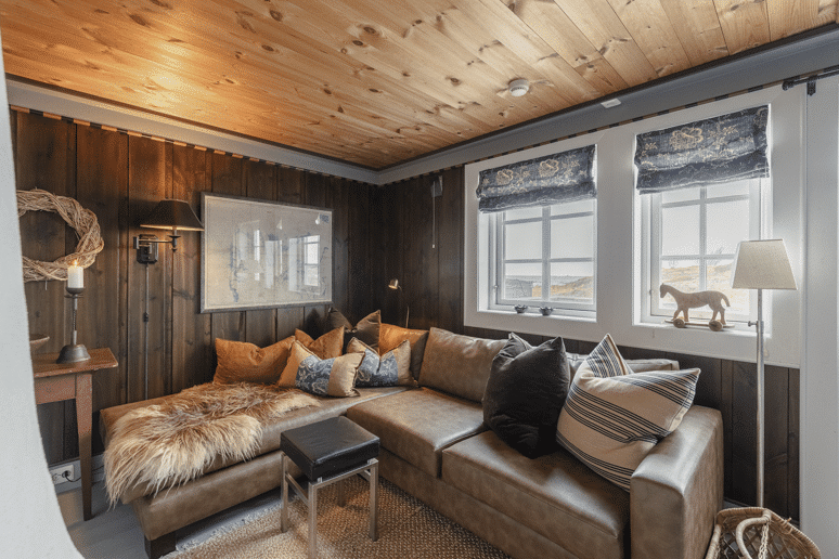 Historisk rom med trevegger og utsikt på Korsholmen