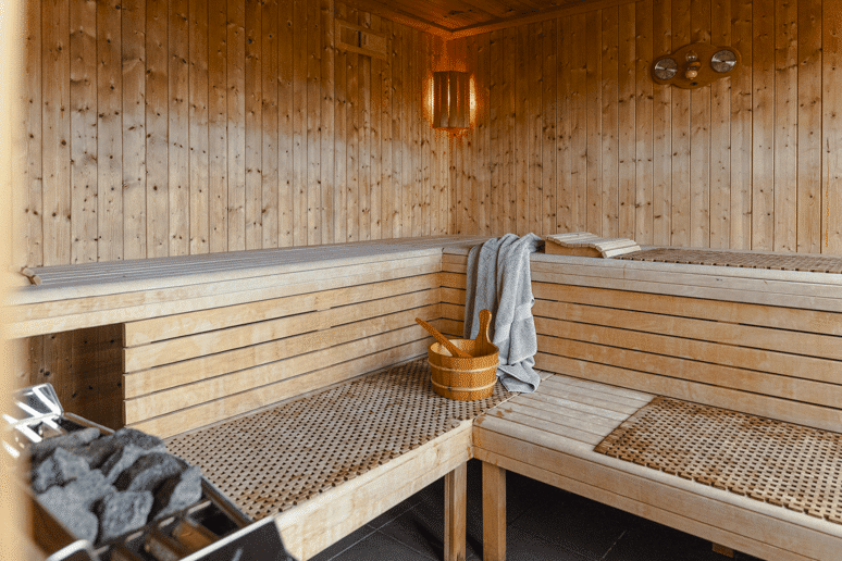 Badstue med havutsikt og utgang til badekulp på Korsholmen