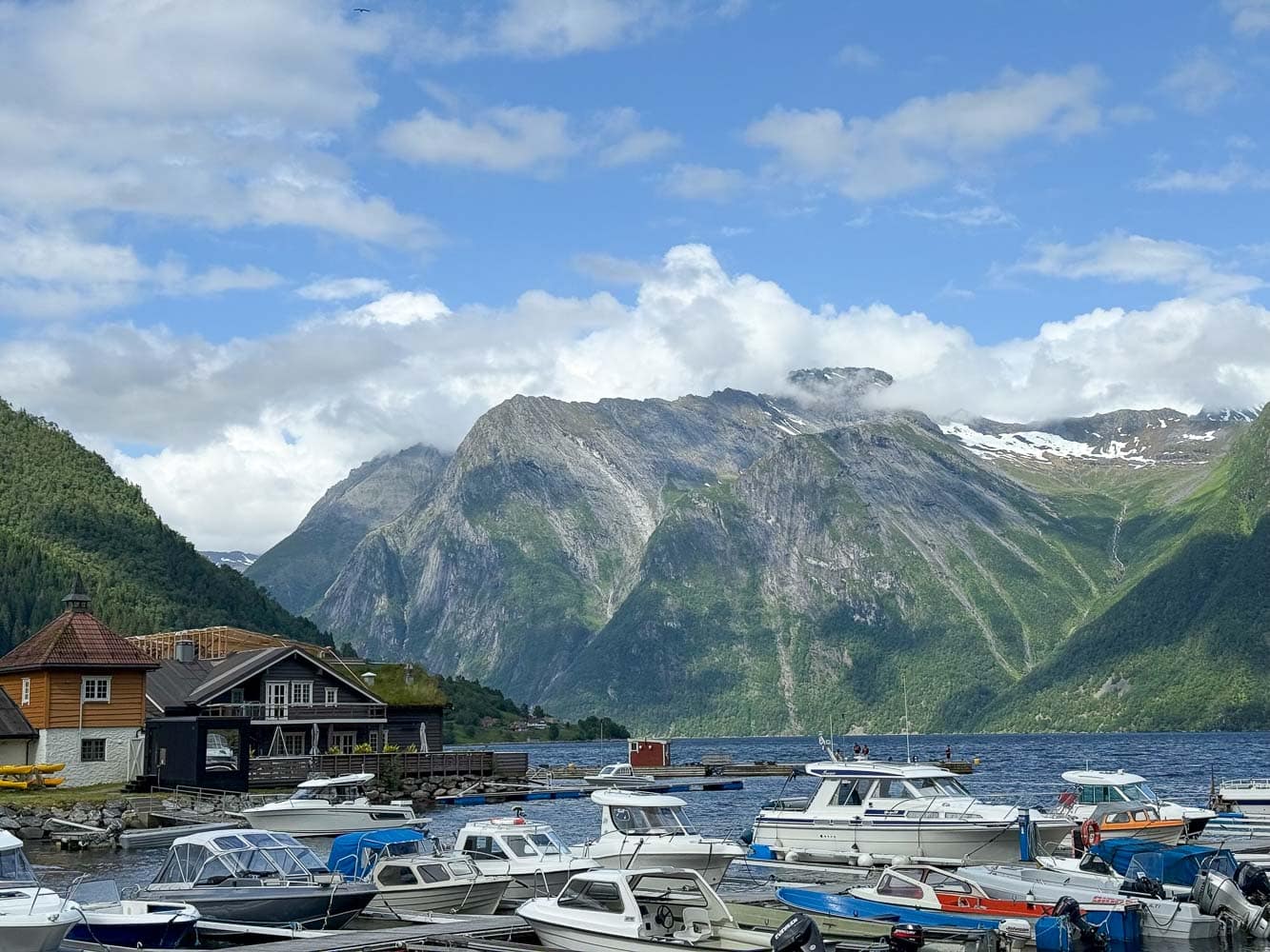 Småbåthavn og fjellandskap ved Sagafjord
