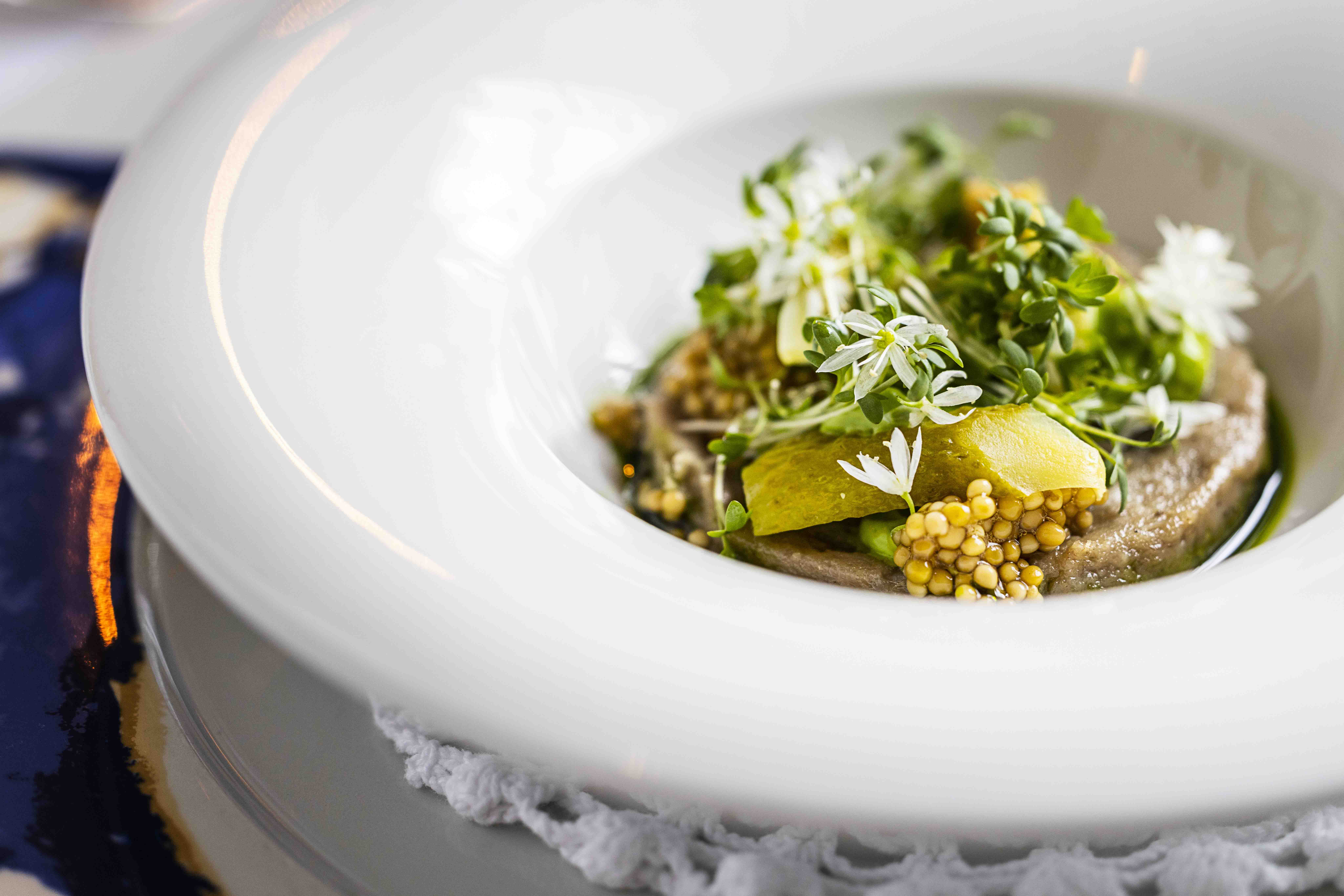 Elegant matrett med friske urter servert på Hotell Refsnes Gods.