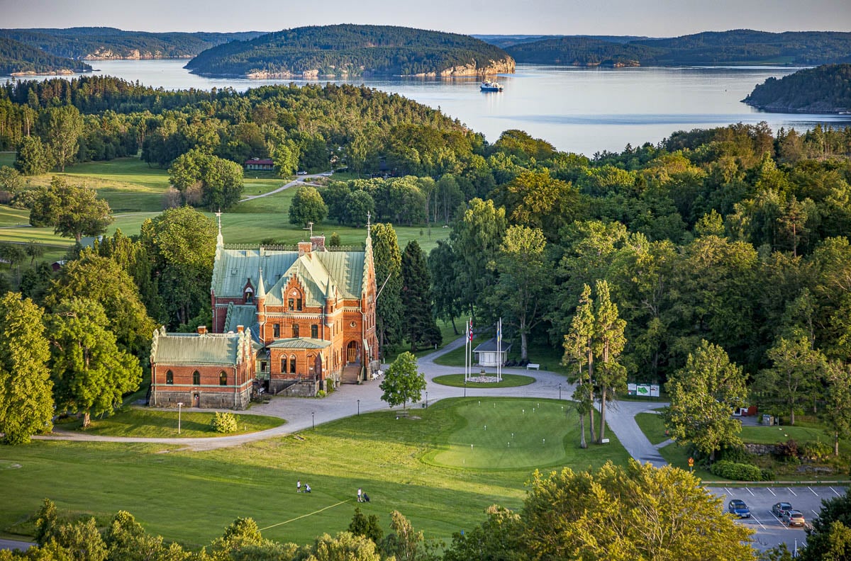 Torreby Slott – Et majestetisk ikon ved Gullmarsfjorden, der tårn, spir og slottspark møter svensk vestkystsjarm.