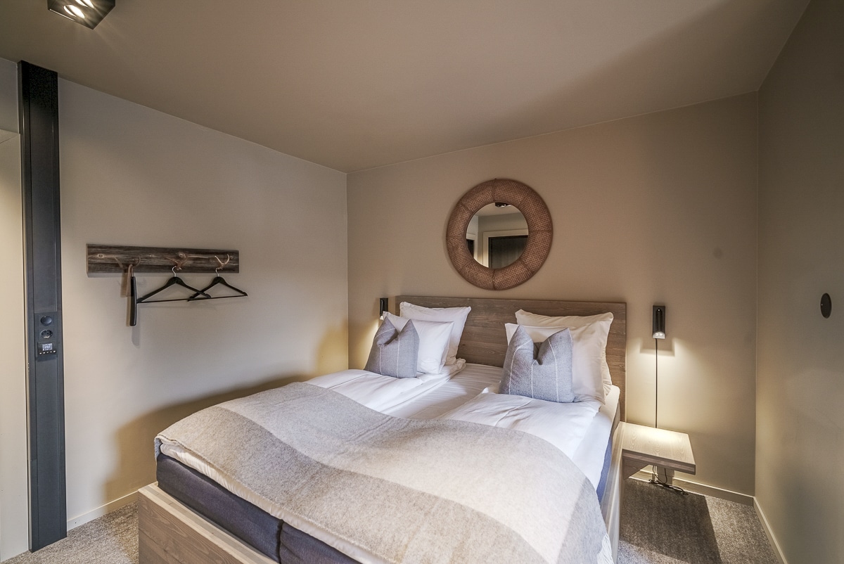 Stilfullt hotellrom på Villa Vågå Hotell med myk belysning og komfortabel seng.
