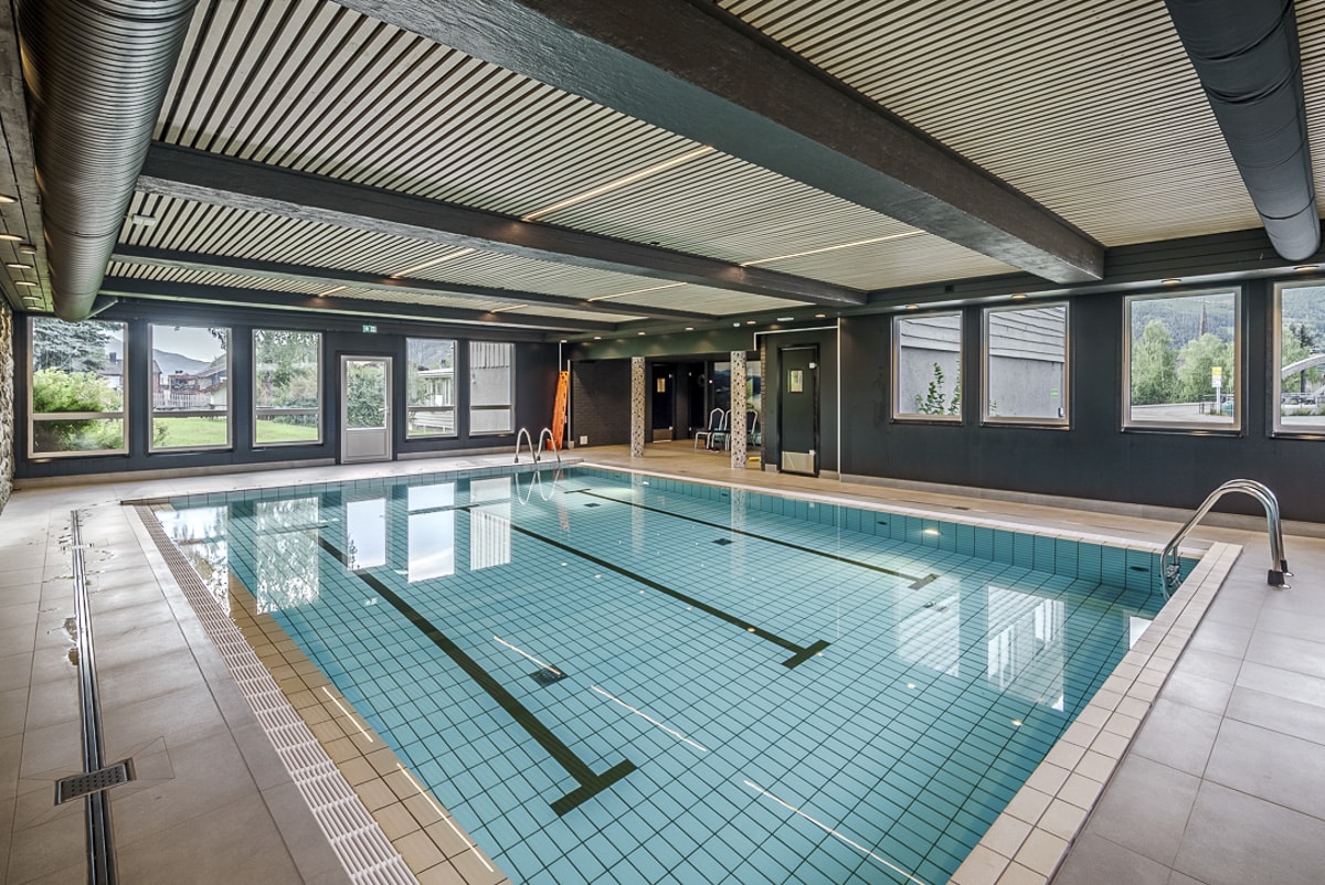 Innendørs basseng på Villa Vågå Hotell – perfekt for avslapning under vinterferiepakken.