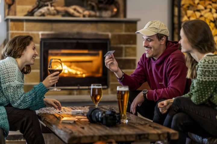 Gjester planlegger tur - Sagafjord Hotel