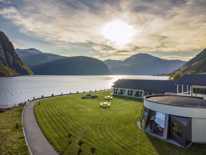 Valldal Fjordhotell - idyllisk til ved fjorden